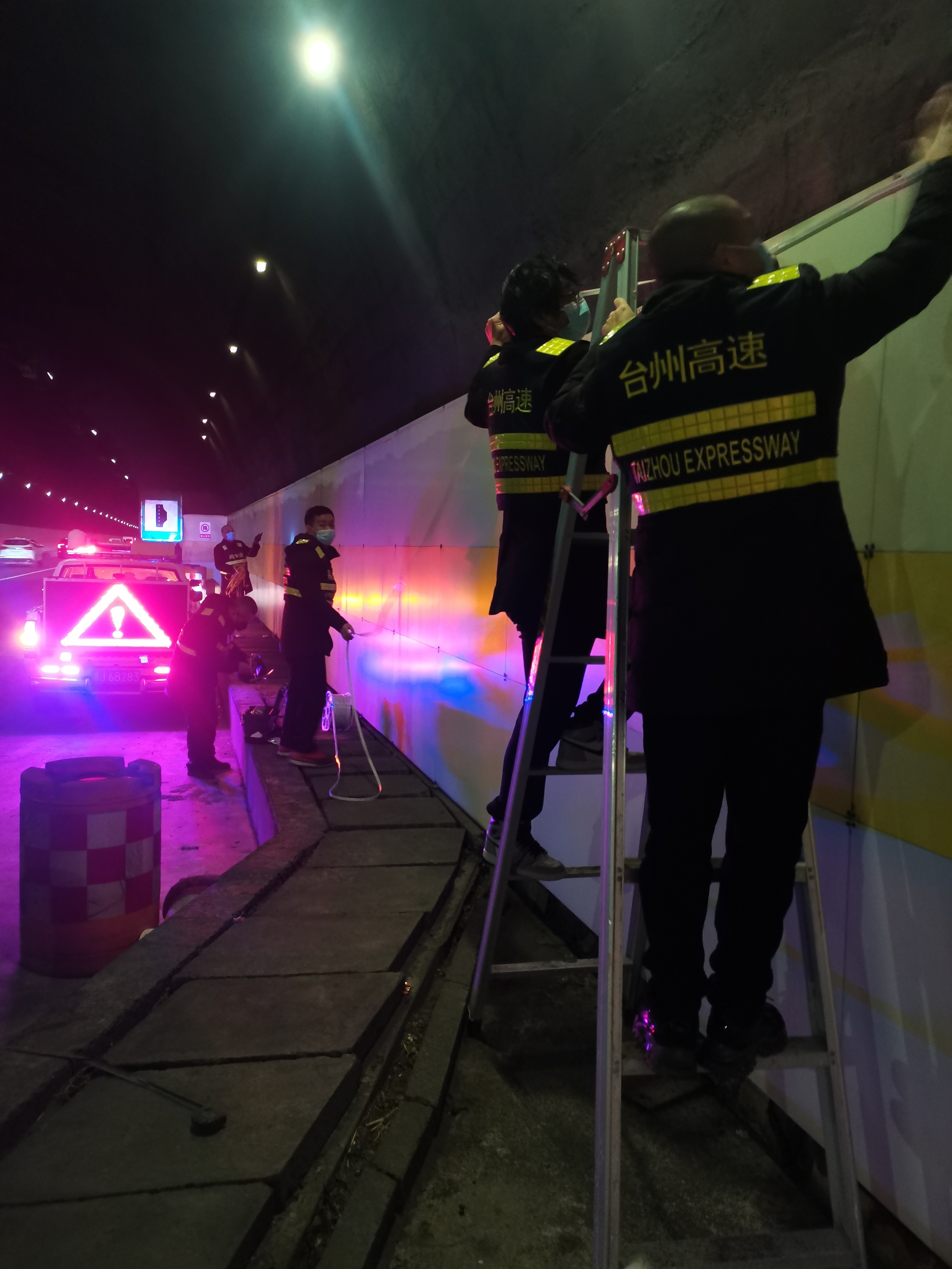 1673204390289197.jpg 安裝停車(chē)帶照明燈帶現(xiàn)場(chǎng)程常攝.jpg