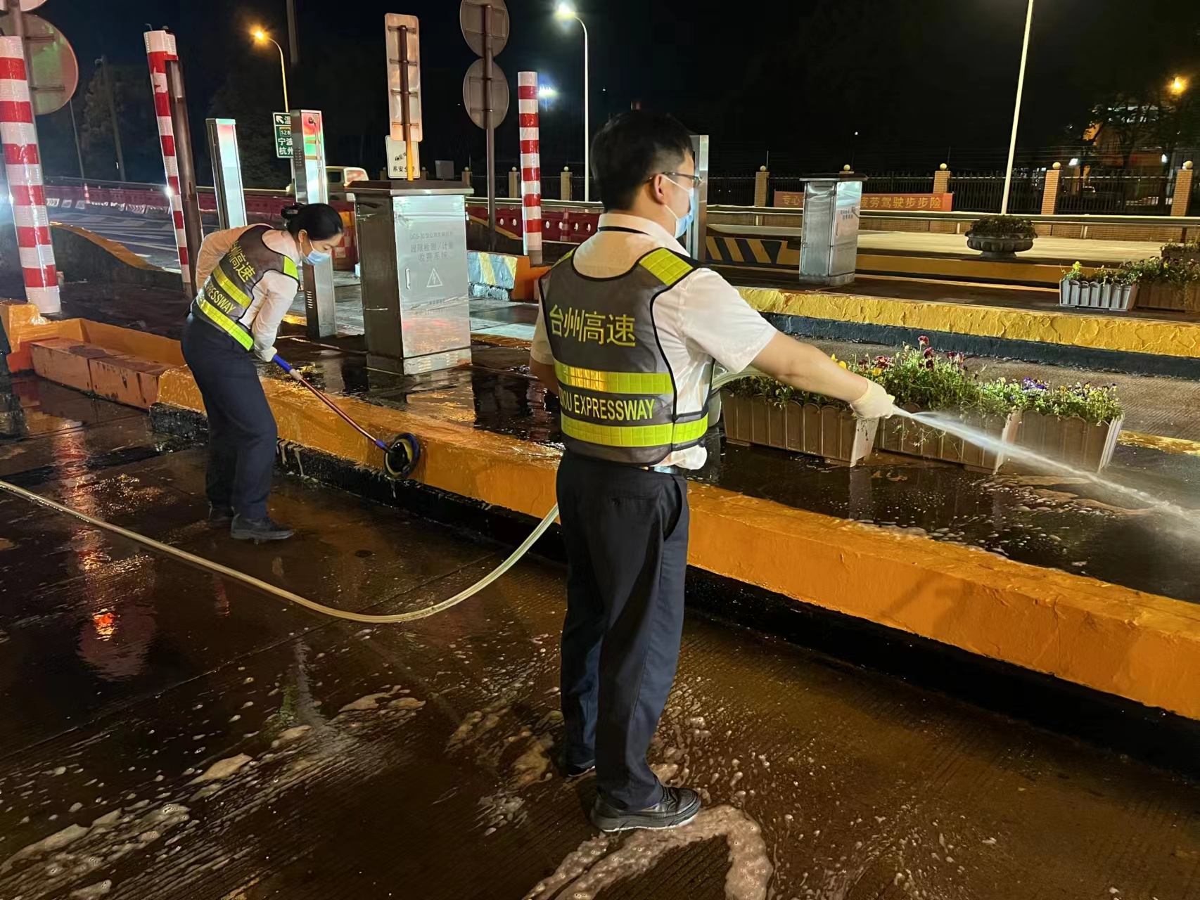 1684174844859861.jpg 20230511 圖為車(chē)道打掃現(xiàn)場(chǎng) 崔翔浩攝 (2).jpg